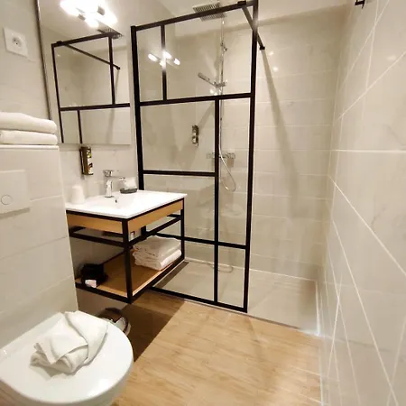 Logis Le Nid Du Pont De Gau Aparthotel 3*